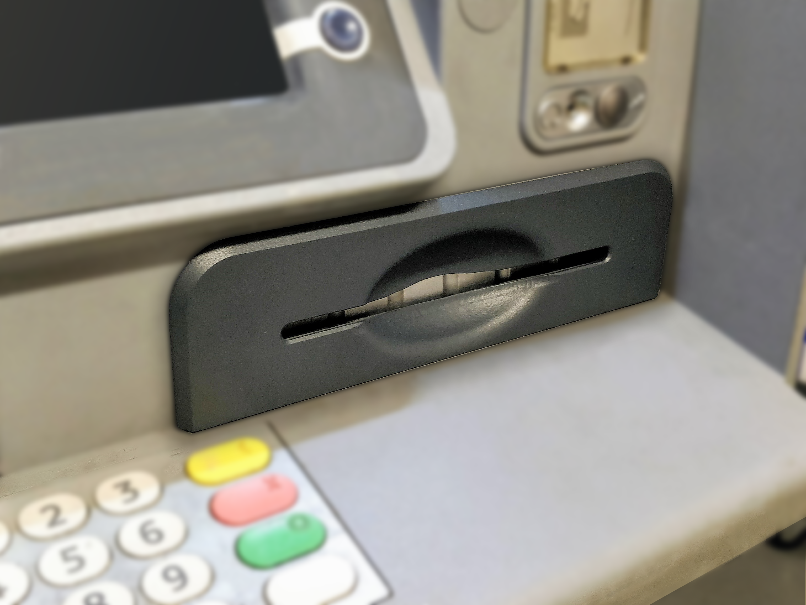 THEREDTHREAD キャップ コンビニ、ATM支払い❌ ローソン銀行ATM新型機で「Suica」など交通系電子マネー、「楽天Edy